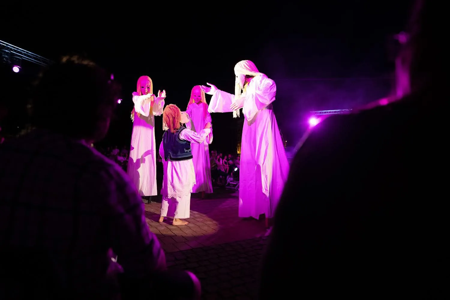Scenă din spectacolul „Tinerețe fără bătrânețe și viață fără de moarte”, jucat în 2021. Foto: Prin Banat.