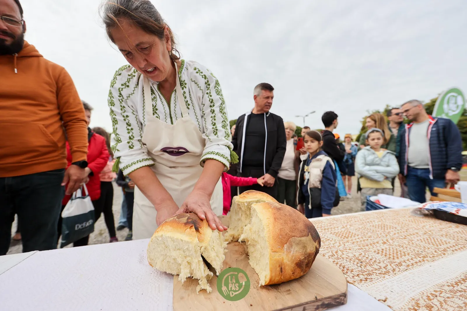 Degustarea pâinii coapte la țest a fost unul dintre cele mai populare evenimente ale ediției de anul trecut a festivalului. Sursa imagine: Facebook La Pas