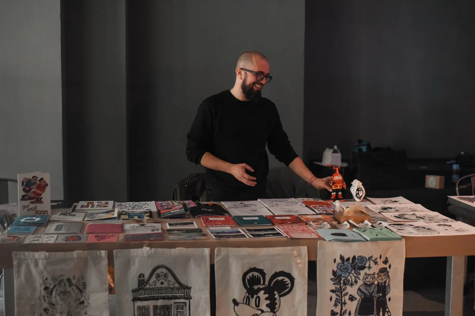 În fotografie: Florin Fâra, inițiatorul Sit+Read Artbook Fair desfășurat în 2019 la Saccade, sursa: arhiva Sit+Read